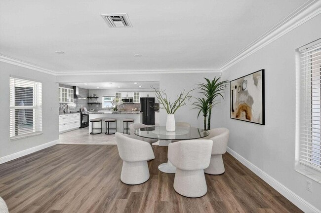 Building Photo - 714 SW 25th Ave