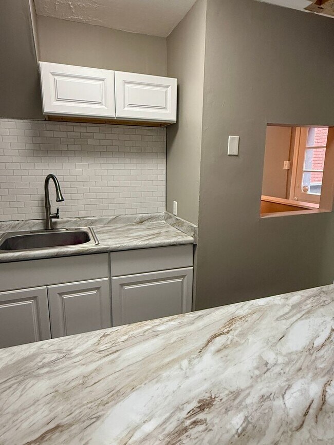 Building Photo - 3 bedroom apartment by UC campus!