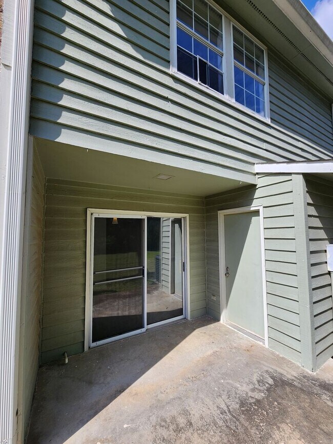 Building Photo - Canterbury Townhomes