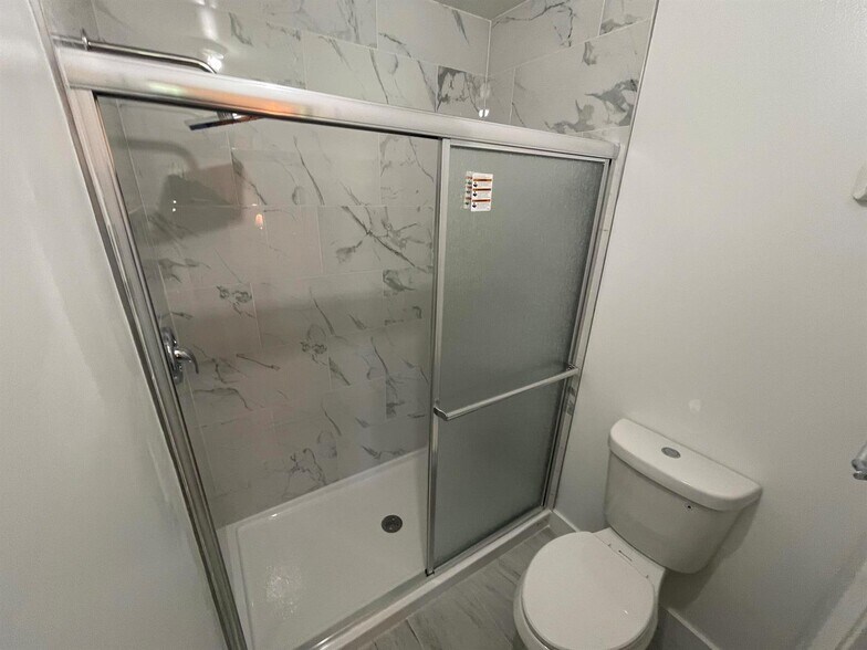 Building Photo - 4698 Lucerne Lakes Blvd E