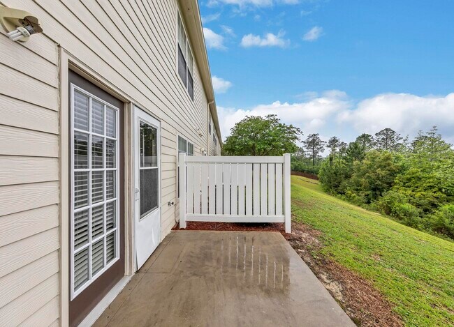 Building Photo - 749 Majestic Dr