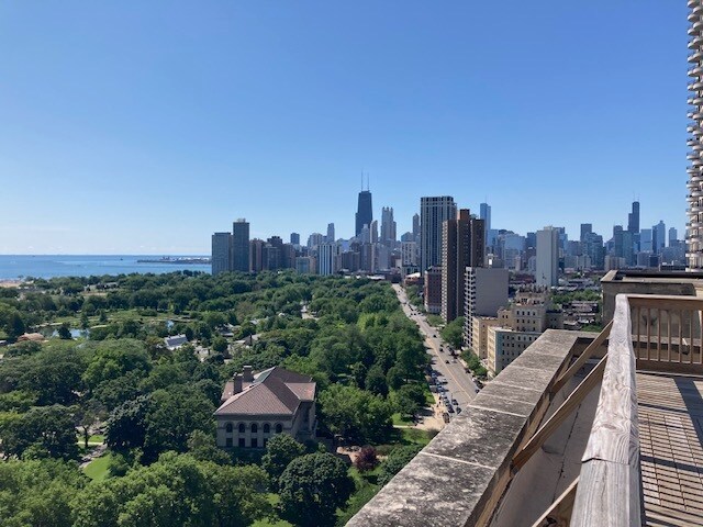 Shared Rooftop Iconic Chicago - 2000 N Lincoln Park W