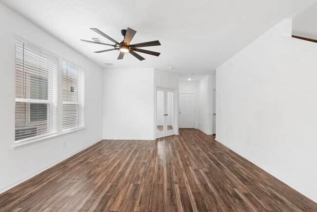 Building Photo - Spacious & Like-New 4-Bedroom Home with Mo...