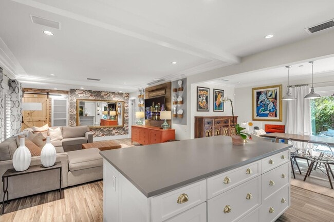 Building Photo - 700 Vilabella Ave