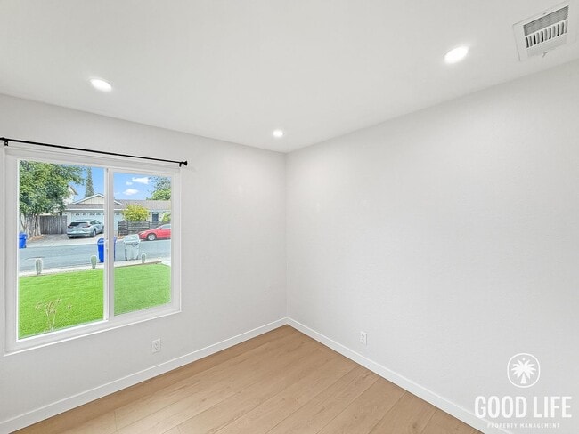 Building Photo - Comfortable 3B/1BA Home in Mira Mesa with Backyard, In-Unit Laundry and Garage