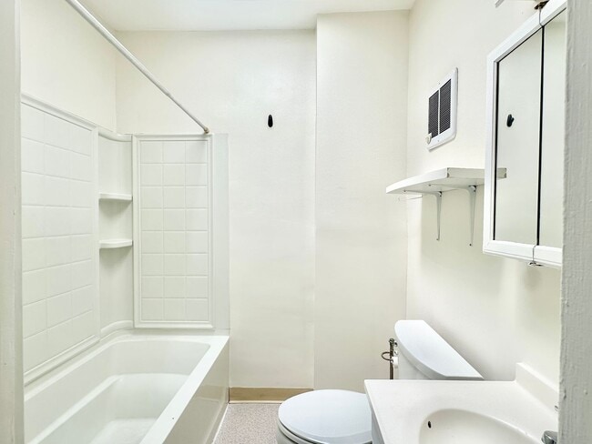Building Photo - 4 Bed + 2 Bath - Pets Welcome! Parking!