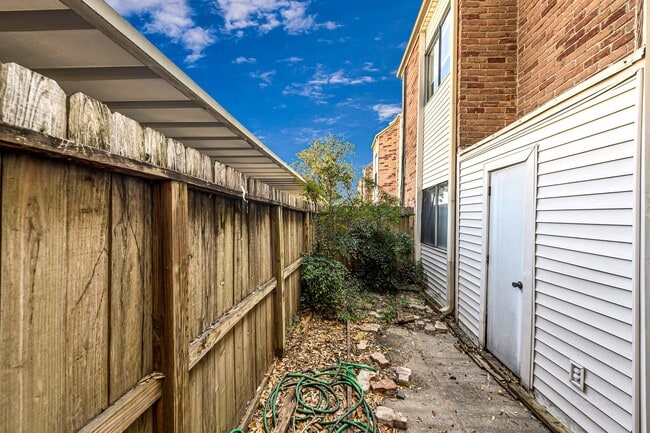 Building Photo - 10137 Waterstone Dr