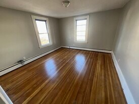 Building Photo - 132 Maple St