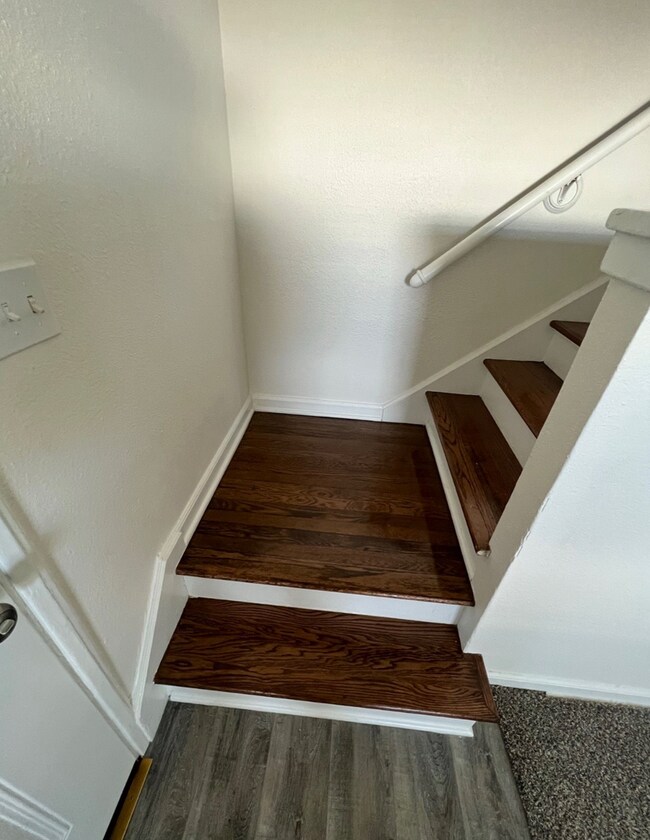 Building Photo - Spacious 2 Bed, 1.5 Bath Duplex Near Red Bridge