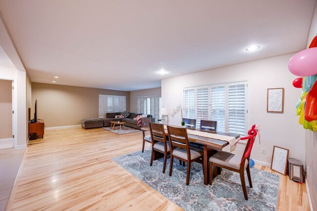 Building Photo - Luxury Rental: Chef’s Kitchen, Hot Tub & Room to Entertain