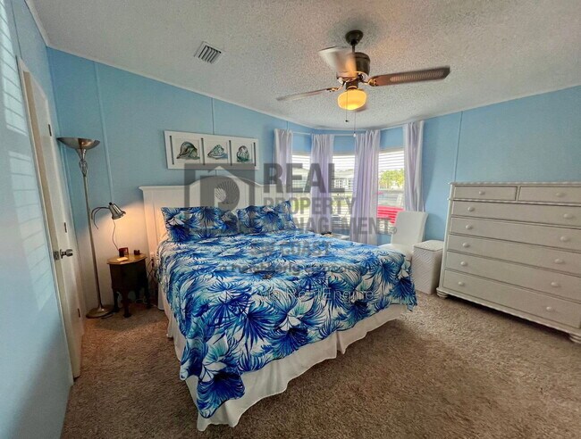 Building Photo - 202 Fan Palm Ln