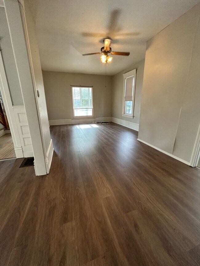 Building Photo - Large Five Bedroom House