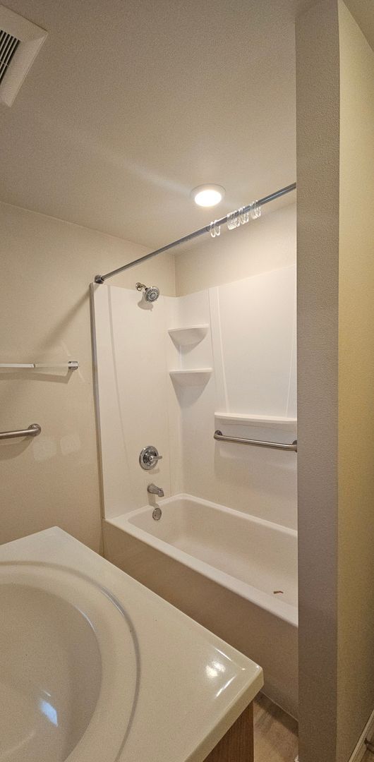 Building Photo - Newly Renovated Duplex in CID