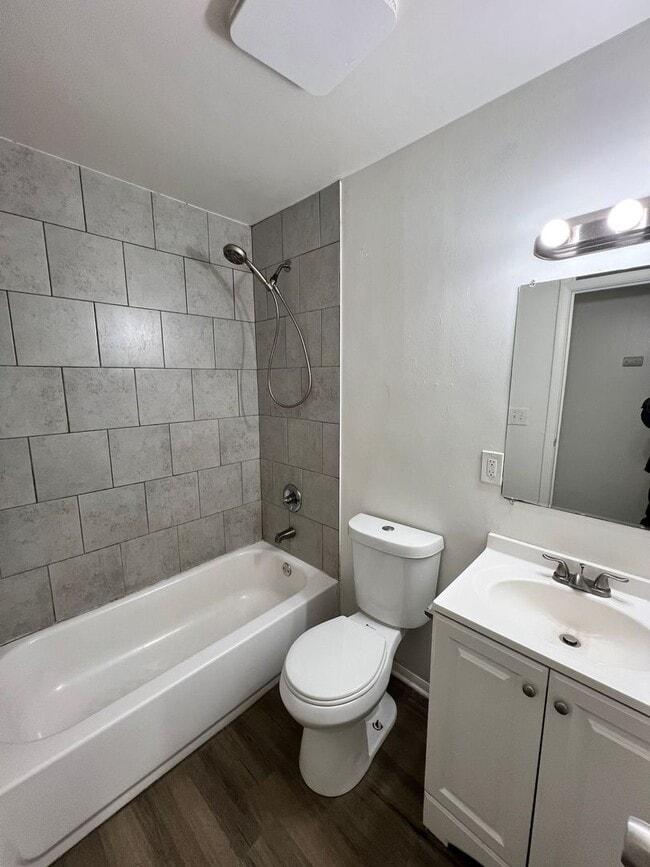 Building Photo - Spacious 3 Bedroom Home with Attached & Detached Garages