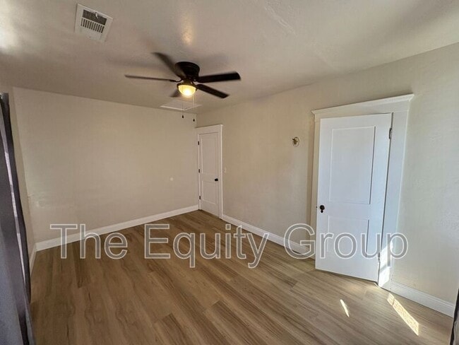 Building Photo - 209 E 11th St