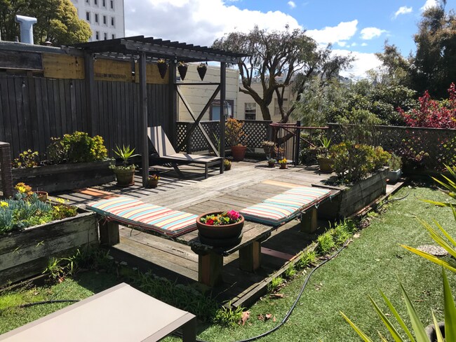 Building Photo - 3985 Sacramento St