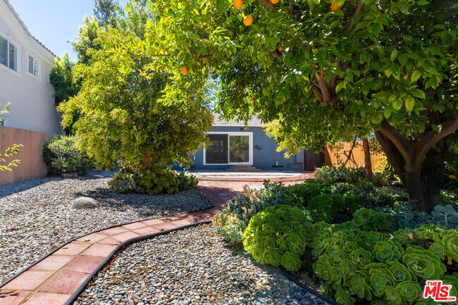 Building Photo - 5162 Lindley Ave