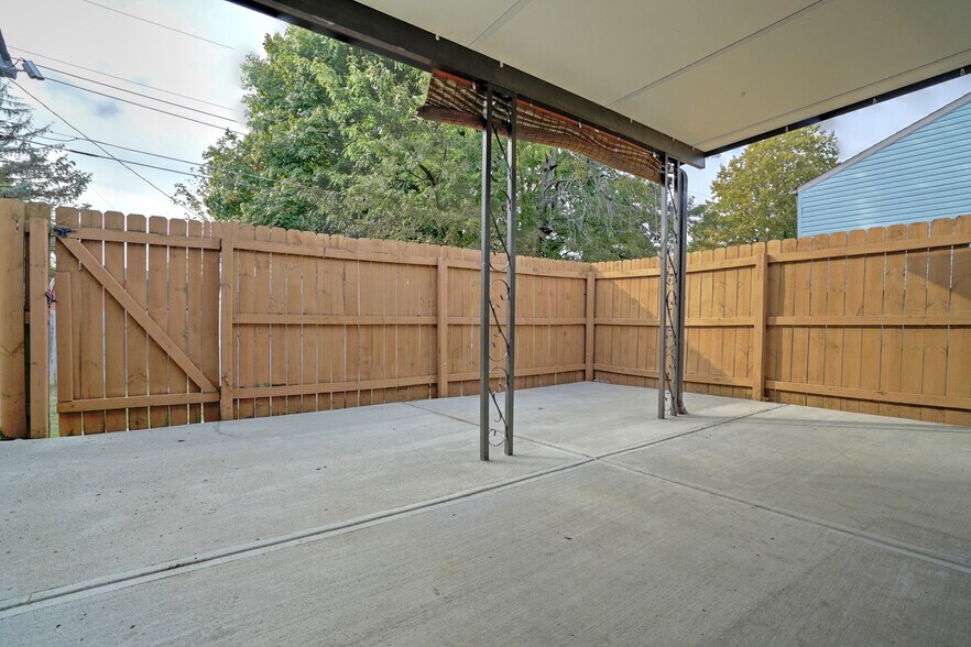 Back Patio - 626 Woods Crossing Dr