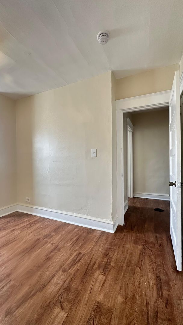 Building Photo - Desirable Property - Oak Lane