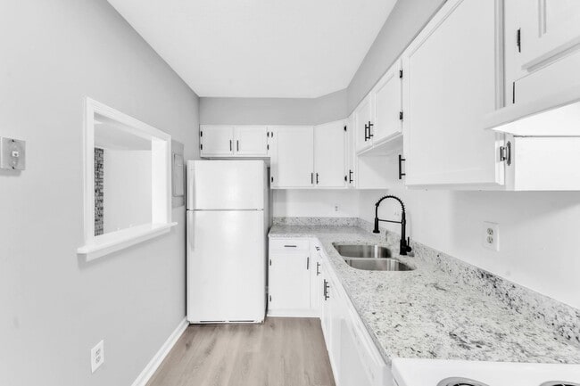 Building Photo - *NEWLY RENOVATED* 2 Bedroom Townhouse in D...