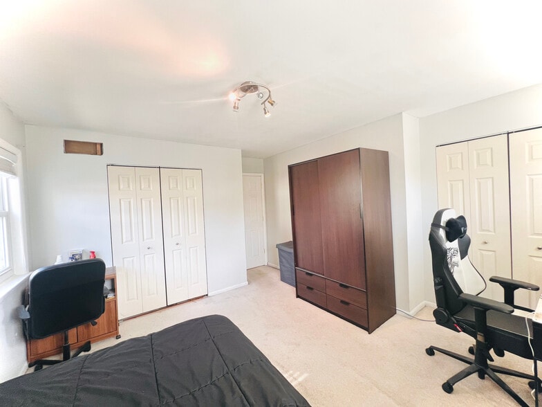 Building Photo - 515 N York Rd