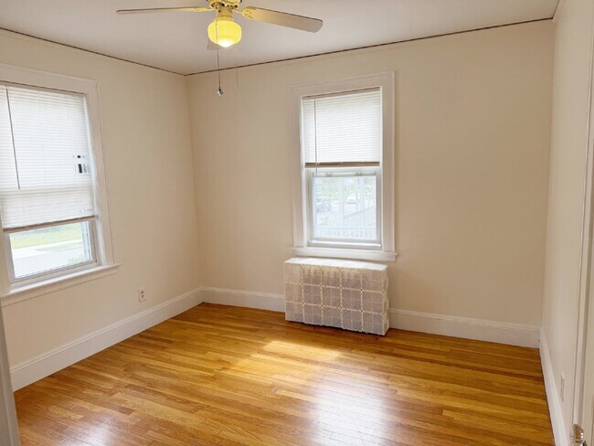Building Photo - HEAT INCLUDED! AVAILABLE NOW!