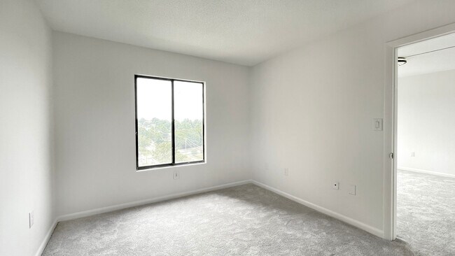Building Photo - 1600 Park Cir