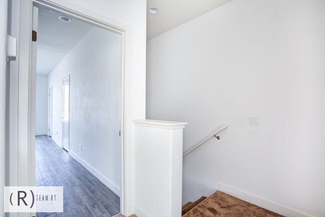 Building Photo - TRI-LEVEL TOWNHOME IN ELEMENTS OF ROSEMEAD!