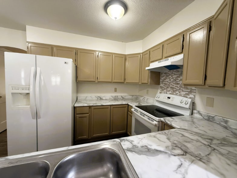 Building Photo - 1721 S Volutsia Ave