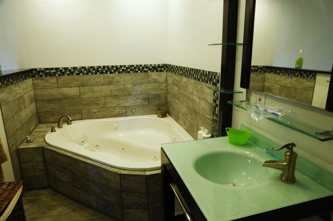 Building Photo - 1033 N Hermitage Ave