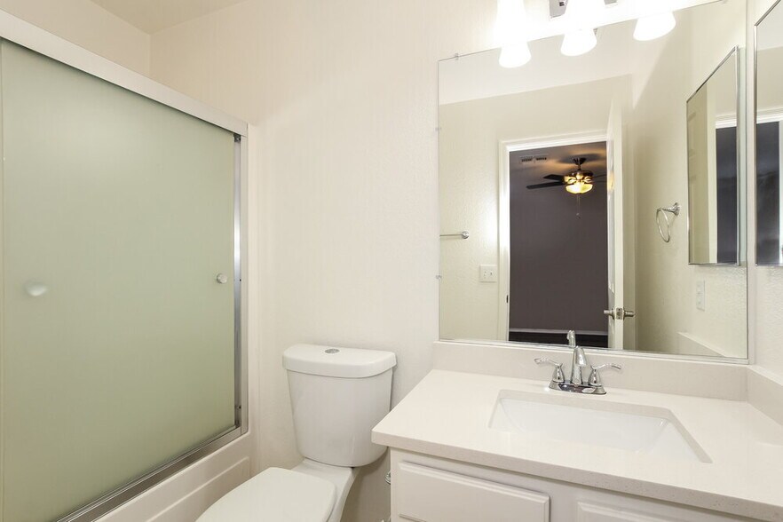 Building Photo - 13812 W Ocotillo Ln