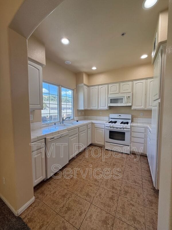 Building Photo - 595 Ave of Flags