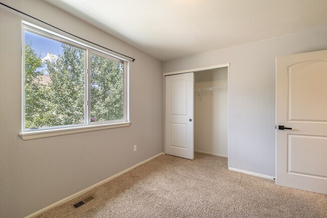 Building Photo - 4 Bed 3 Bath Located in Maple Hill Availab...