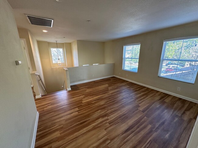 Building Photo - 3 Bed 2.5 Bath Single Family Home In Brent...