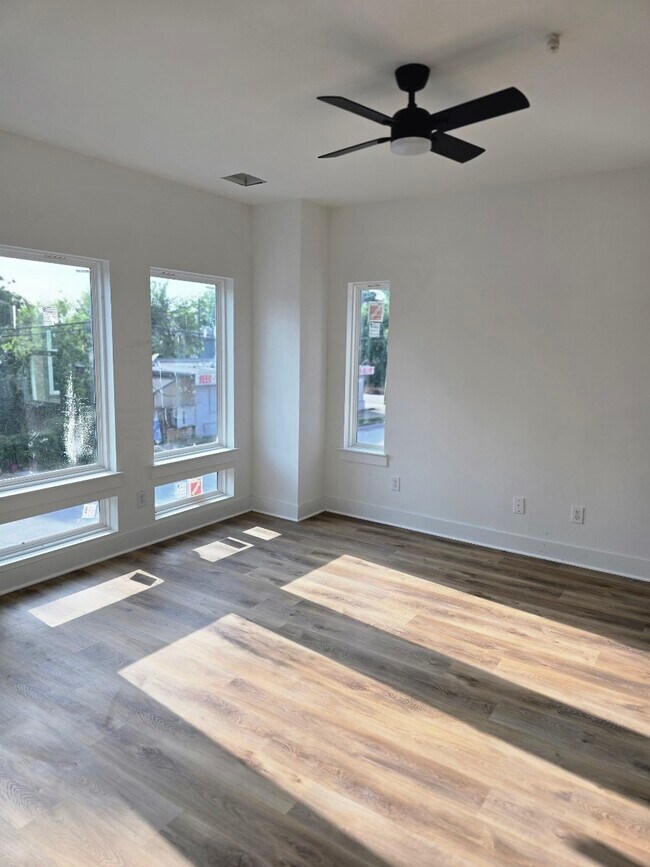 Building Photo - 1206 Schweikhardt St