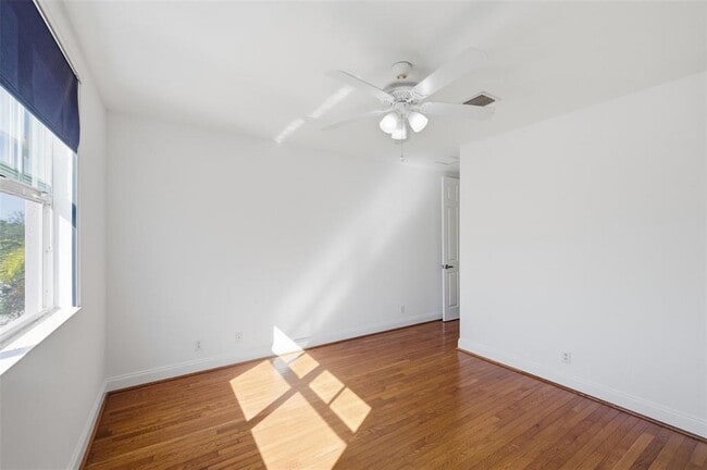 Building Photo - 2515 NE 18th St