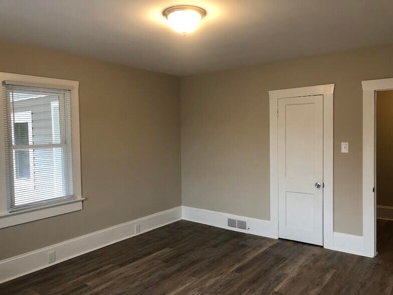 Bedroom 1 (Master Suite) - 5883 Core Point Rd