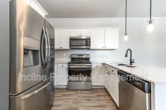 Building Photo - 654 N Emery Dr
