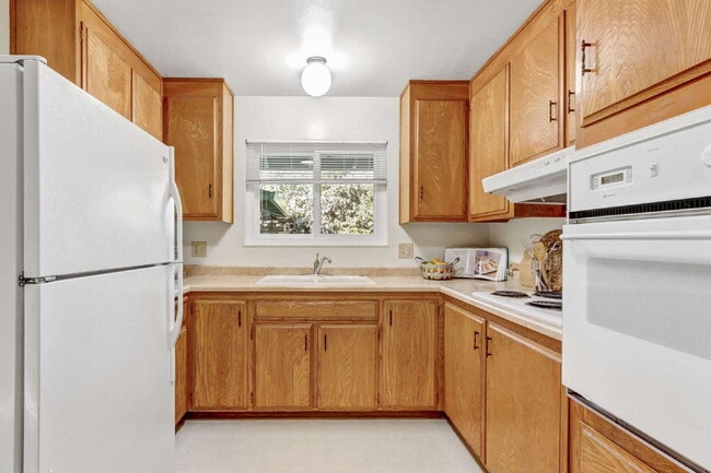 Building Photo - Classic Davis Manor Ranch — 3 Bed, 2 Bath with Covered Patio and Large Yard