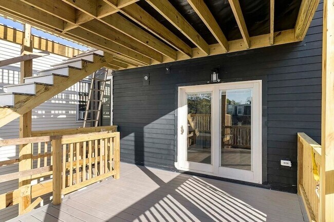 Building Photo - 98 Bennington St