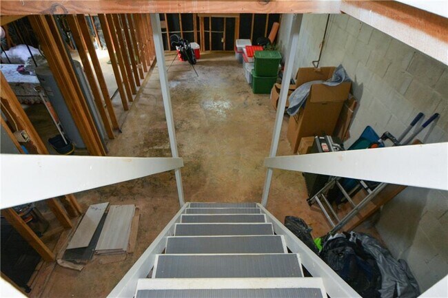 Building Photo - 643 Navarre Dr