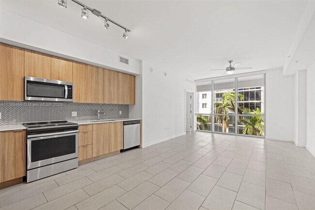 Building Photo - 2150 N Bayshore Dr