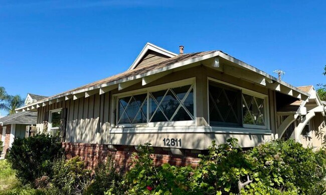 Building Photo - 12811 Oxnard St