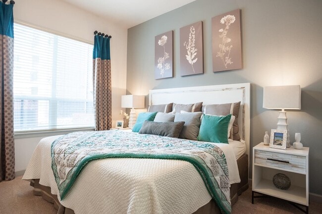 Building Photo - 900 S Broadway