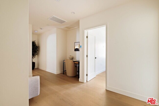Building Photo - 308 S Highland Ave