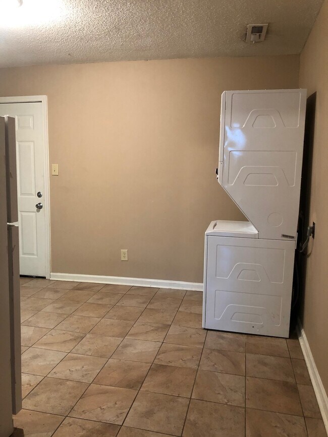 Building Photo - 503 N Bradford Ave