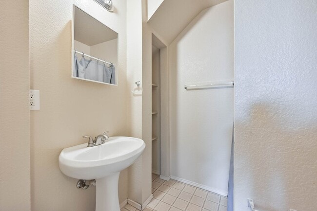 Building Photo - 404 Kings Way Dr