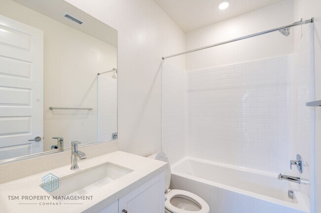 Building Photo - Brand New Built 3 Bed 2.5 Bath Flex Townhouse in Ontario!