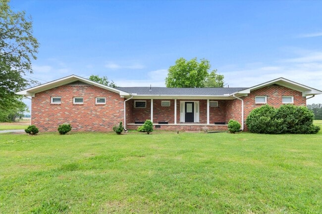 Building Photo - Charming Full Brick Home in Peaceful Count...