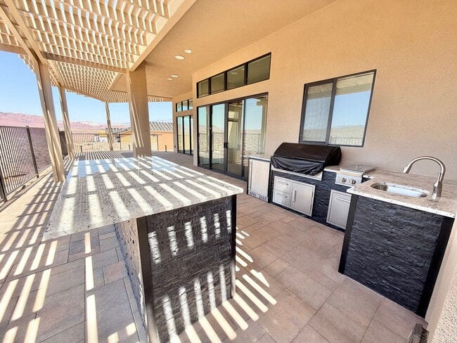 Building Photo - Beautiful Single-Level Home with Trail Access & Stunning Views!!! Pet Friendly!